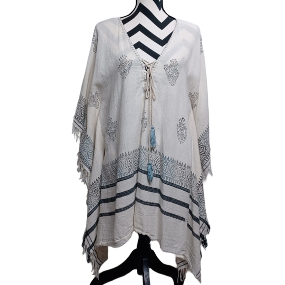 Anthropologie Farm Rio White Geometric Embroidered Aztec Tassel Cotton Poncho - Picture 3 of 16